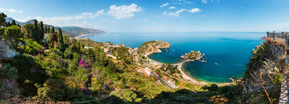Vue panoramique sur Taormine, la côte sicilienne et l'île d'Isola Bella depuis les hauteurs