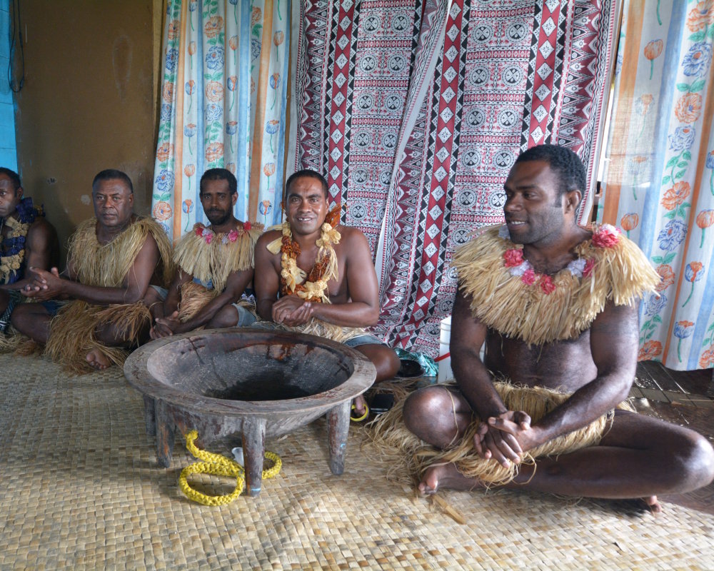 Cérémonie traditionnelle du kava aux Fidji, avec le yaqona servi dans un tanoa, le grand récipient utilisé pour préparer et servir cette boisson