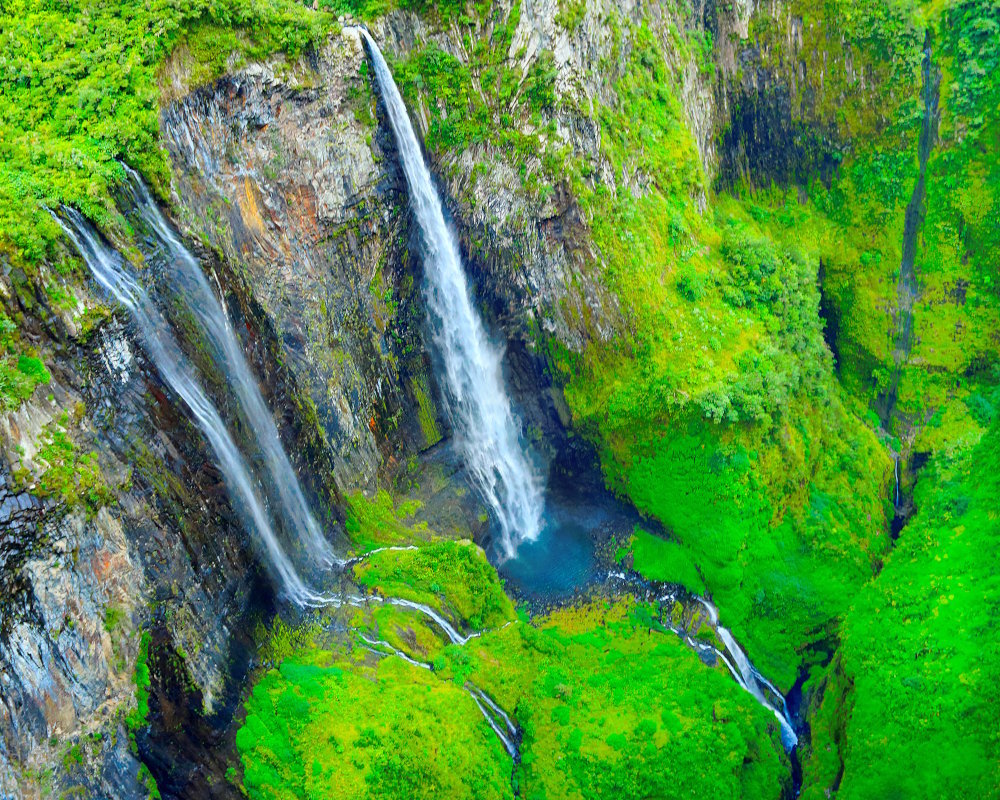 Vue aérienne du Trou de Fer et de sa cascade, au cœur de la forêt tropicale de l’île de La Réunion