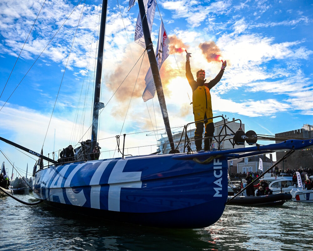 Charlie Dalin, dans le chenal avec des fusées éclairantes, vainqueur du Vendée Globe 2024